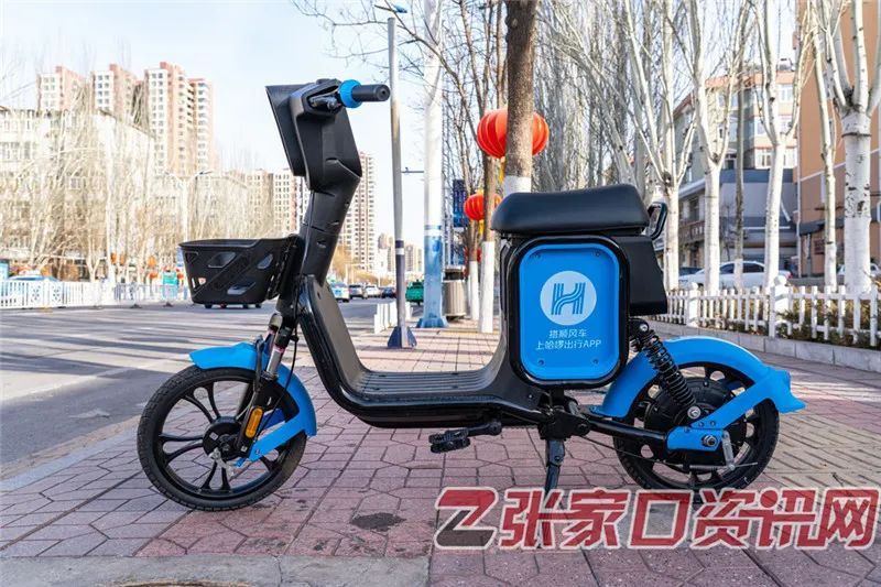 出现了很多蓝色的共享单车, 小蓝车回来了,而且还带来了共享电动车!