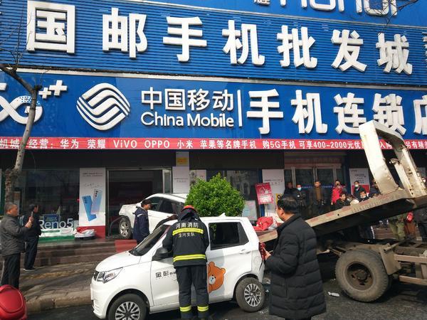 错把油门当刹车,漯河男子驾驶小轿车冲入手机店