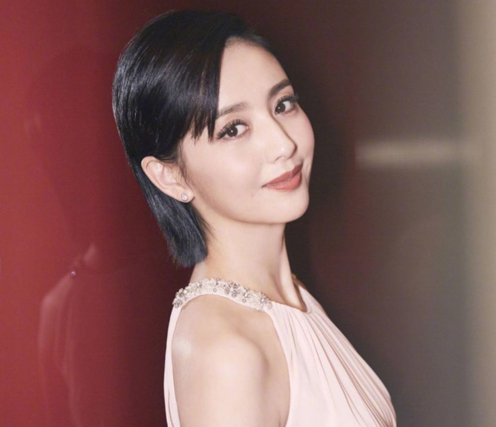 佟丽娅:女人无需避讳年龄 旗袍装典雅大气温婉动人,越