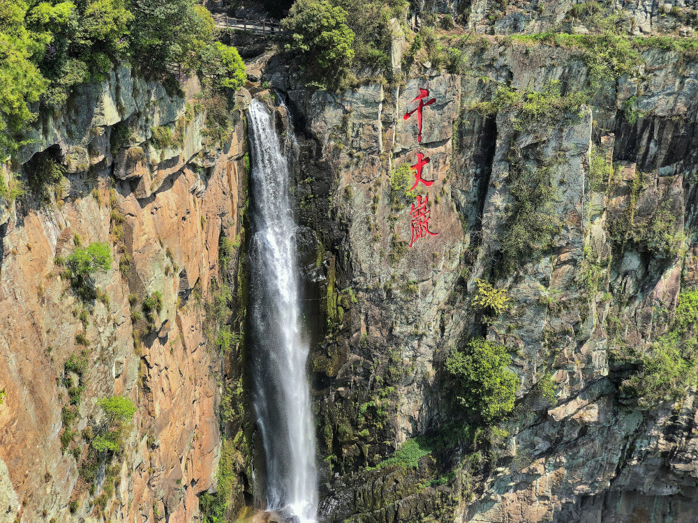 浙江宁波最有名的一座山,靠瀑布出名,一到周末游客很多去爬山