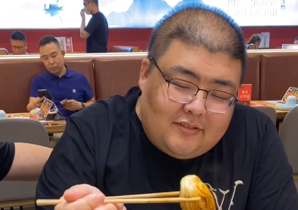 29岁网红泡泡龙去世!专业网友称其面部发黑,肝脏早已不堪重负