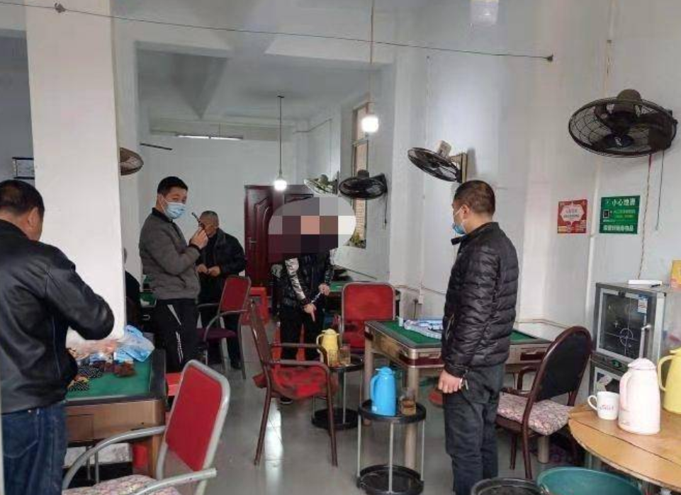 成都一男子刚刚刑满释放,还没出看守所大门,再次被民警抓走