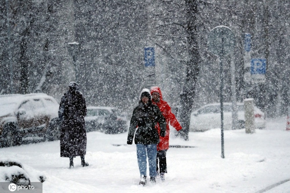 大雪纷飞 拉脱维亚迎来强暴风雪