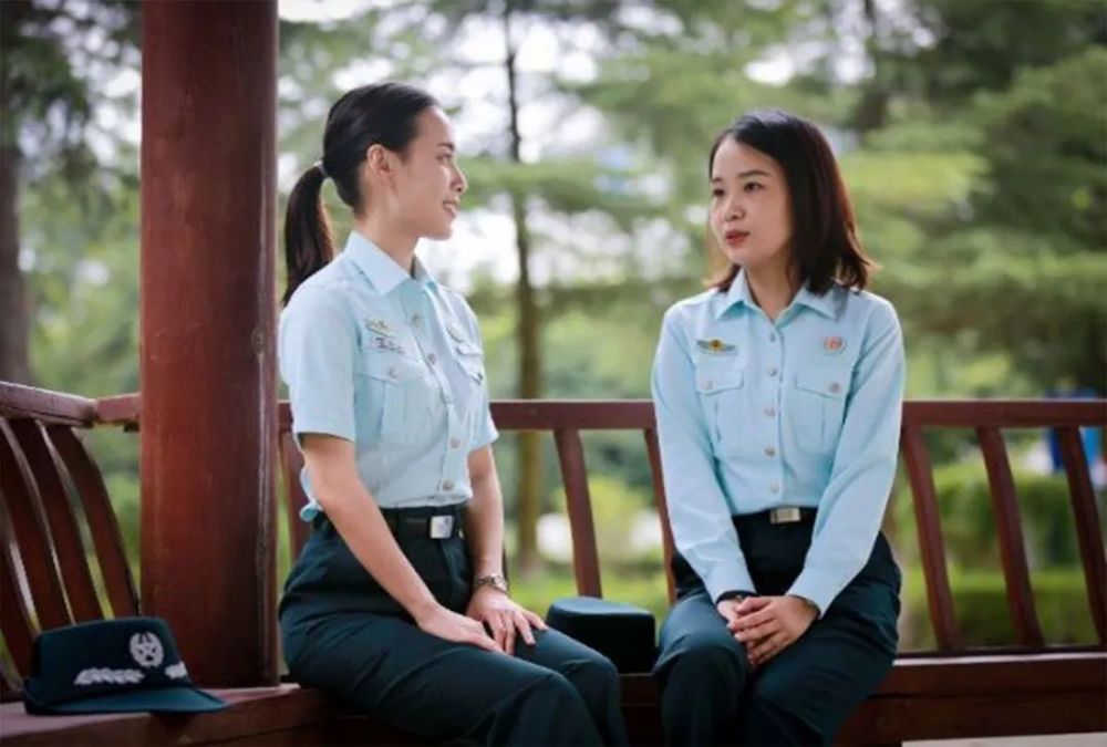 文职人员服装包括礼服,常服,作训服,标志服饰等系列,常服区分春秋季