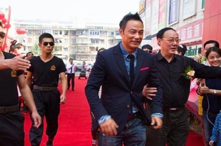 黑道大佬任达华帮刘德华解决东北事件,为何成名后被刺四刀?