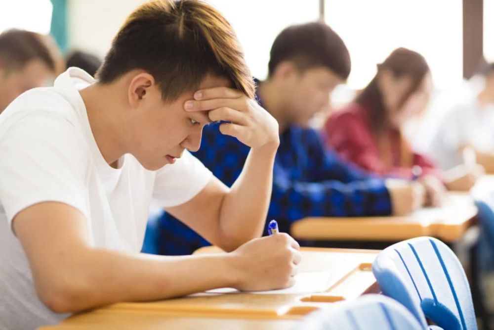 随着高等教育逐渐深入社会,大学生的竞争关系愈发突出,内卷现象已经