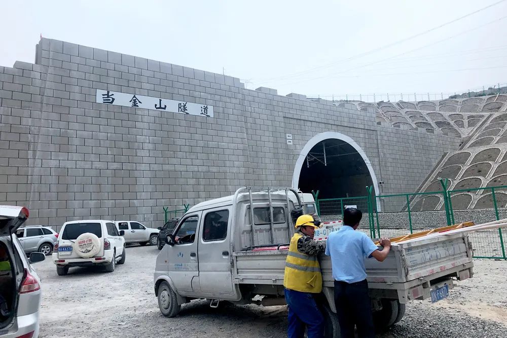 当金山隧道是国内最长 的单线单洞单面坡隧道 长草沟站大约五分之四的