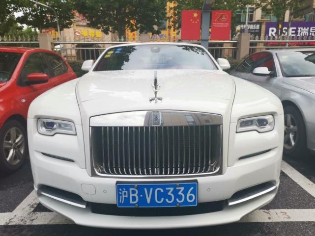 劳斯莱斯家族中唯一的敞篷跑车一辆沪b牌照的曜影以5098万法拍成交