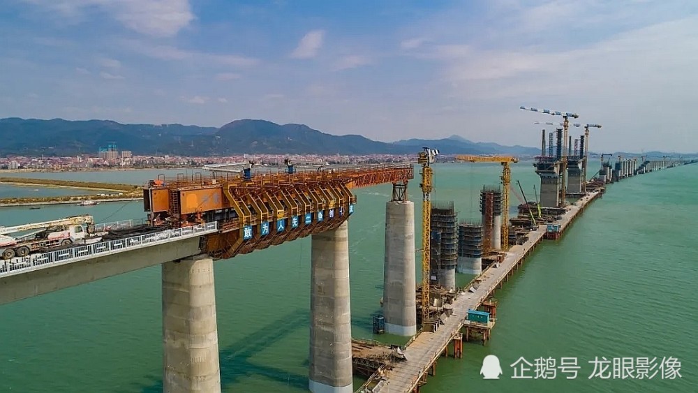 我国首座跨海高铁矮塔斜拉桥主塔封顶