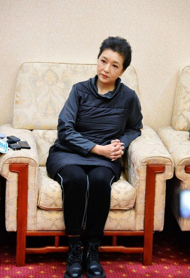江珊有新男友后超爱打扮!穿套头棉服显腿太粗,手指甲超长太抢镜