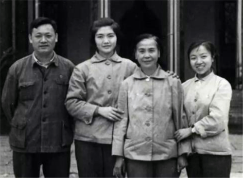 因此贺麓成始终过得非常低调,1952年,贺麓成考入了交通大学电力系