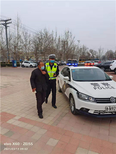 一波三折!民警帮助迷路老人重返医院