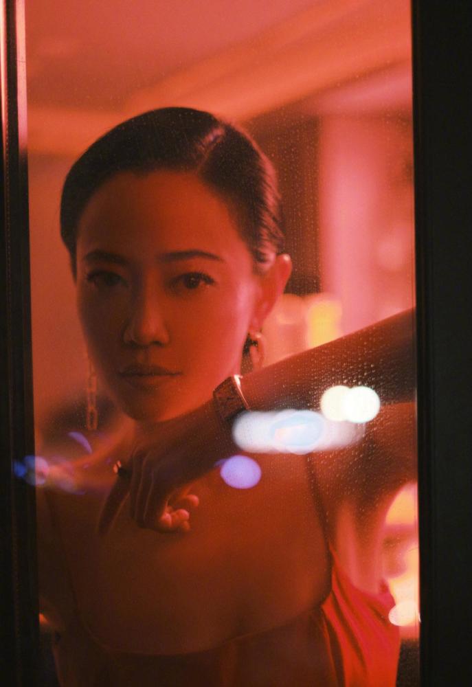 谭卓变身桌球皇后红色吊带裙配油头发型酷帅又性感身材太优越