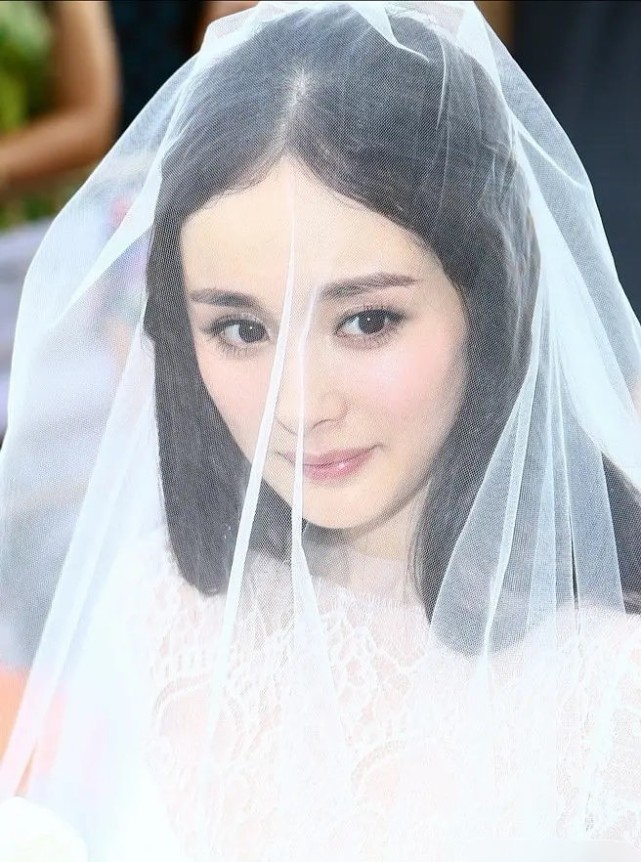 女明星婚纱造型:杨紫娇俏,赵丽颖耍酷,迪丽热巴秀曲线