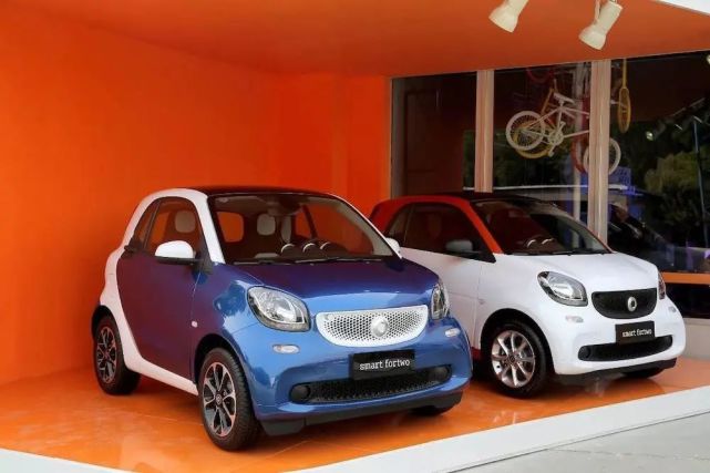 奔驰Smart四门,奔驰smart电动车 伤害不大 侮辱极强?奔驰smart被贴"老头乐"通知