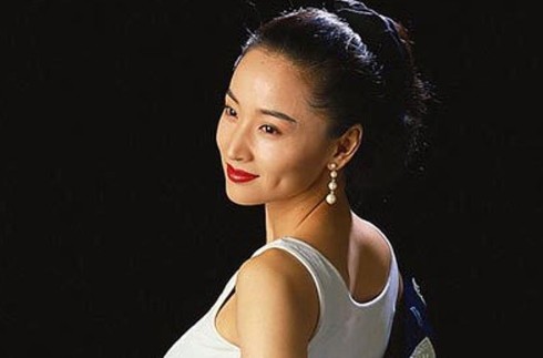 1981年,于莉从17米高的屋顶摔下,这一摔彻底改变了自己的人生