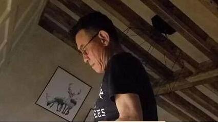 从曝出的照片中,可以看出照片中的男子很像杜志国.
