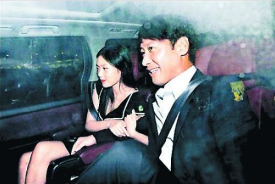 她28岁嫁给黎明,4年时间花光7亿,38岁远嫁美国成这般模样
