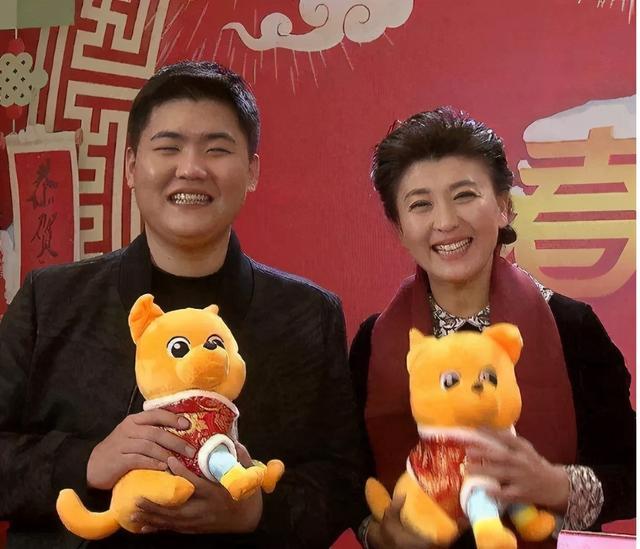 "二人转女王":6登春晚,拔掉父亲氧气管,嫁富豪45岁拼二胎