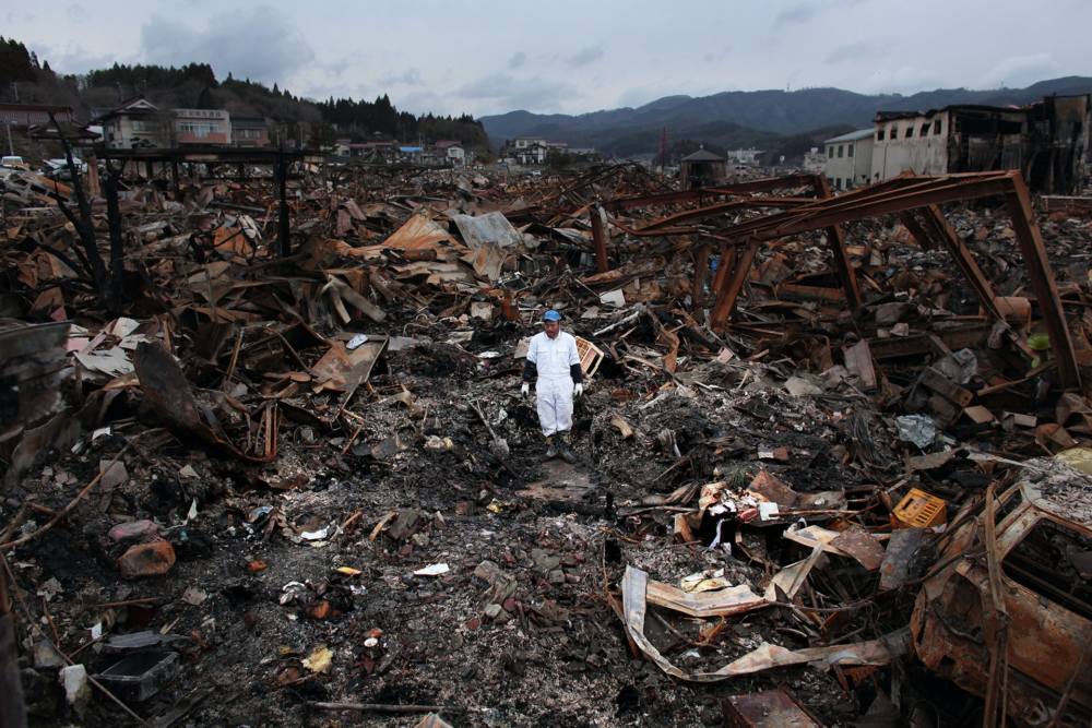 2011年3月21日,日本宫城县,气仙沼市居民清理被大地震破坏的家.