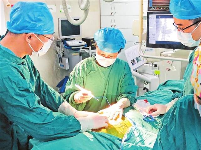 成功为一位31岁的女性心脏性猝死二级预防患者完成"二切口"全皮下植入