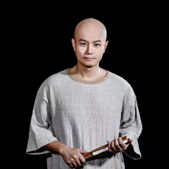 此前一度传闻乐嘉被圈里封杀,生活落魄狼狈,不过乐嘉近期在个人账号中