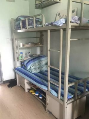 根据学生的分享,高三可能搬入创新班宿舍,六人间,有独立卫生间,住宿