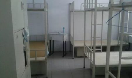 离学校近的可以选择走读,离家远的可以住宿舍.(三环外可以住宿).