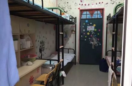 宿舍外面阳台可以晾晒衣物,住宿条件很棒.