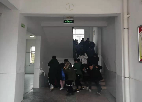 安乡县三岔河中学春季消防疏散演练