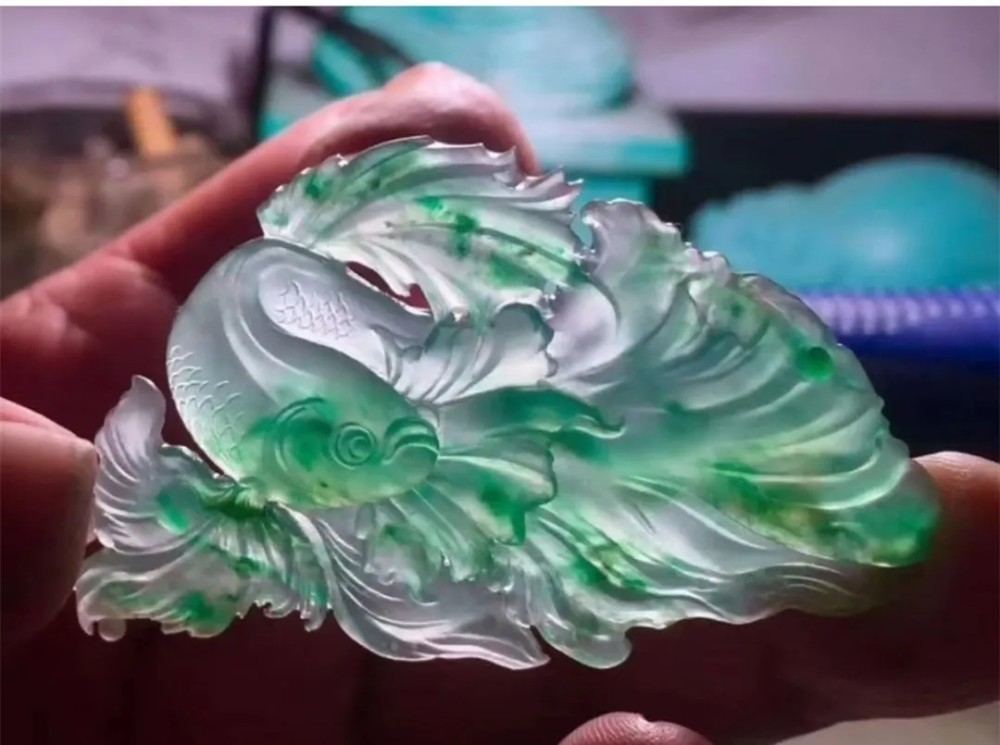 我是玉雕师,用案例说明翡翠玉雕中"俏色巧雕"的运用与