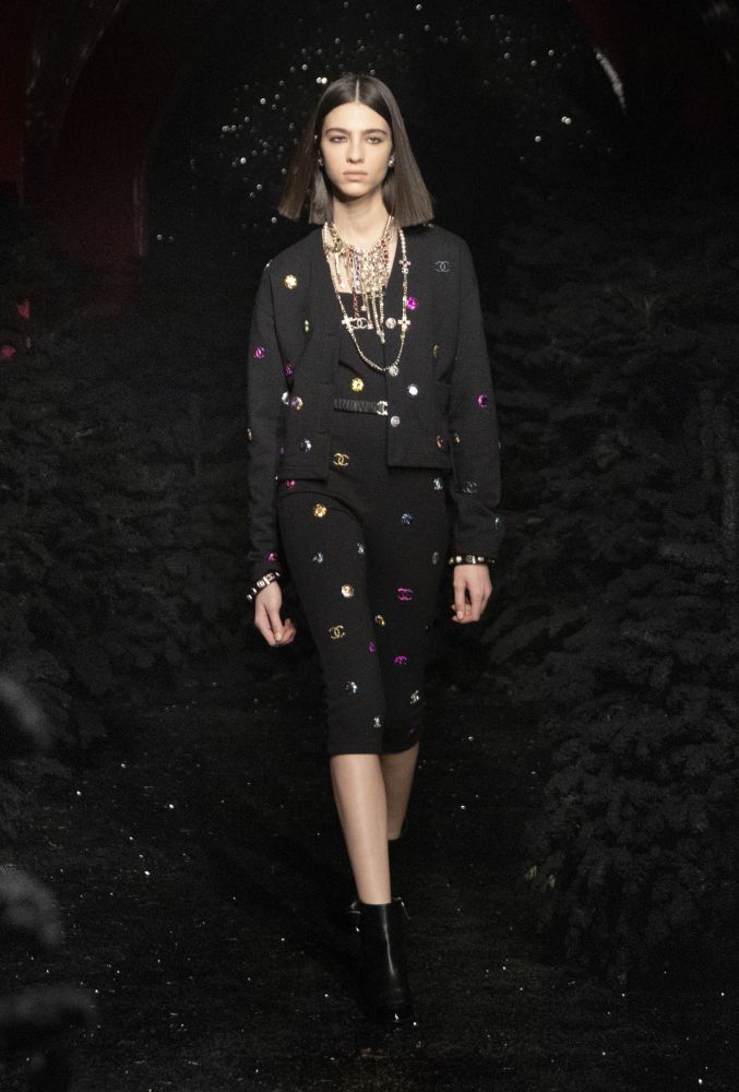 的是模特在法国巴黎时装周上展示香奈儿品牌2021-2022秋冬成衣新品