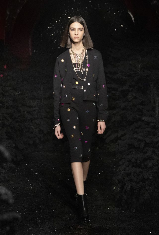 这张3月9日发布的照片显示的是模特在法国巴黎时装周上展示香奈儿品牌