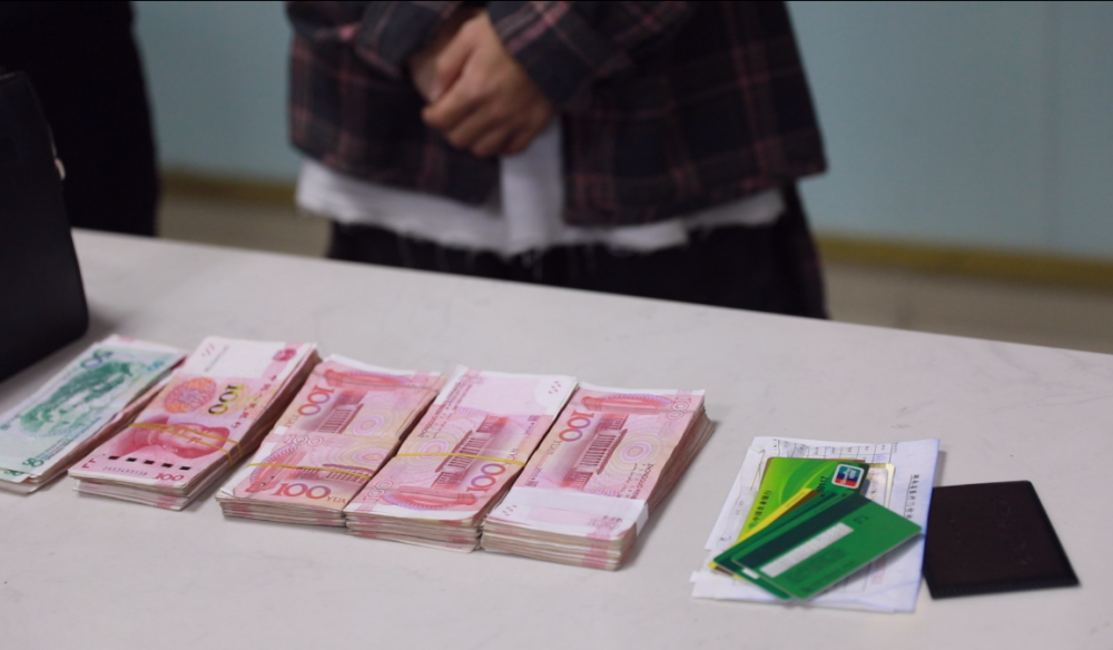 自己在候车时在座位上捡到一个装有近5万元现金的钱包,找不到失主,等