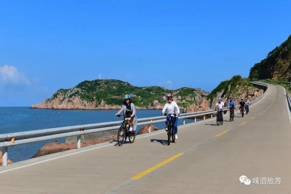 游客在嵊泗沿海公路上骑行 图源:嵊泗旅游