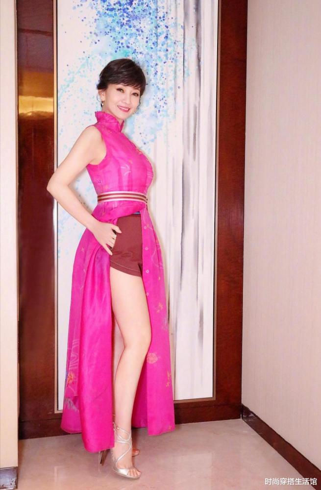 赵雅芝真会穿,一袭中国红旗袍惊艳众人,67岁又美成全场焦点
