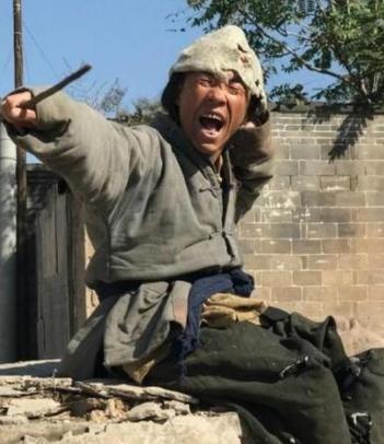 以前农村里都有傻子,被称为守村人,红白事不请自来却不从上桌