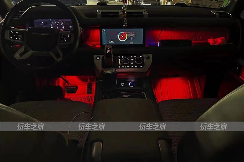 向单调的内饰说拜拜,路虎卫士升级原厂十色氛围灯