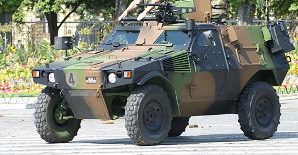vbl超轻型4x4装甲车使用高机动性的两栖底盘,车辆具有nbc防护功能.