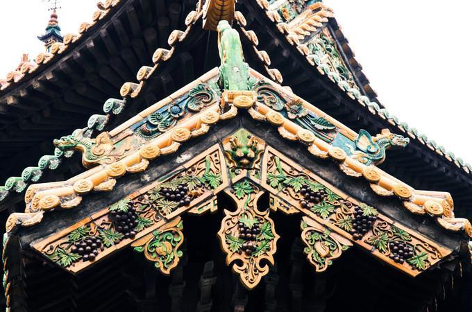屋顶样式之一)或歇山(古代建筑中的屋顶样式之一)屋顶两端的博风板下