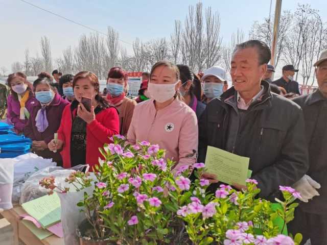 3月12日,贺兰县在欣兰广场开展以"全民参与绿化建设,共创国家森林城市