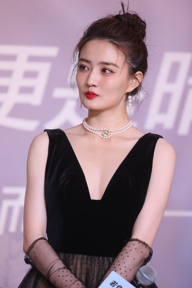 徐璐穿深v礼服优雅十足(来自:星动最娱乐)