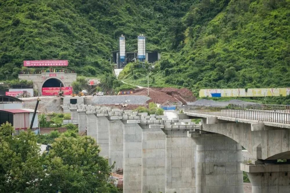 这是中老昆万铁路全线最后一条长隧道 .