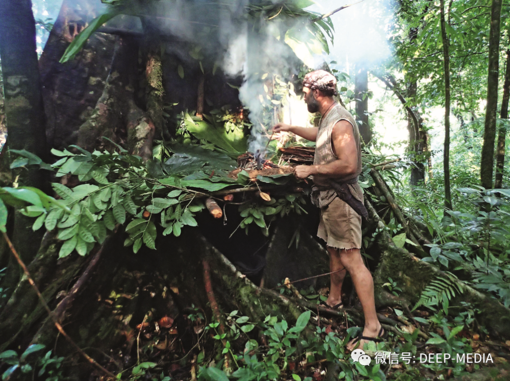 清晨太阳升起,马特和乔继续沿着火山的山坡往下走,寻找另一处水体,能