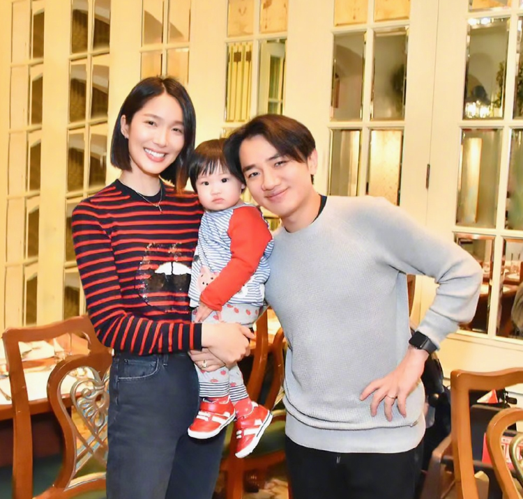 王祖蓝晒小女儿百日照一家四口同框温馨幸福两姐妹可爱到犯规