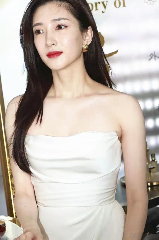 江疏影高清美照,把抹胸裙穿出了仙女感 完美女神的"模板"
