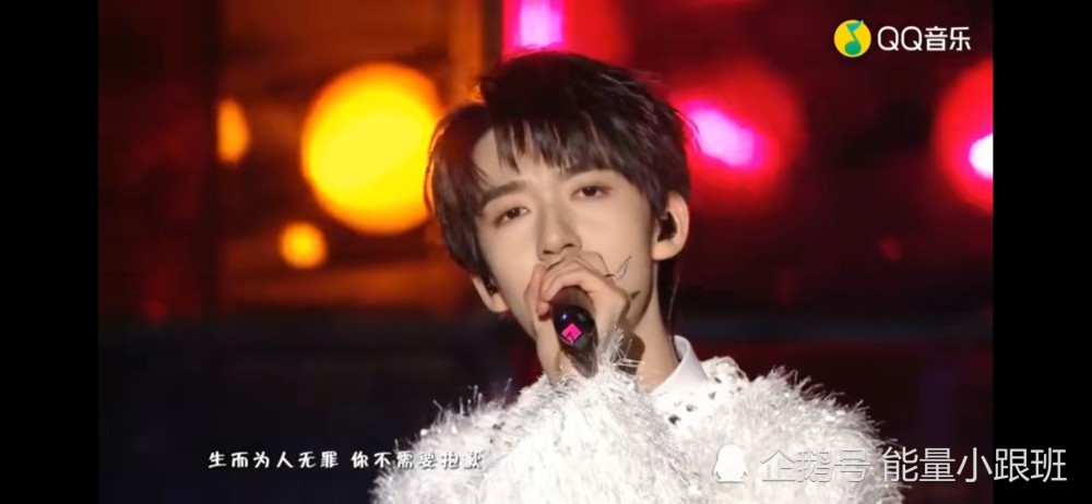 宋亚轩穿夜礼服唱《玫瑰少年》"哪朵玫瑰没有荆棘"假面王子造型太鲨了