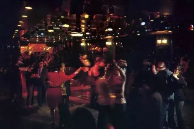沈阳80年代中后期,舞厅里除了小年轻外,也有相当数量的无业游民,中年