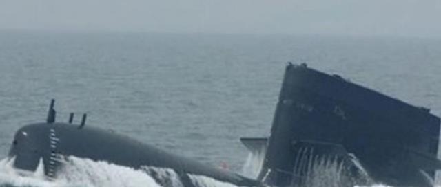 海军418号潜艇事故:上浮被军舰"一切两半",39名官兵仅