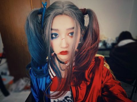 太辣了!关晓彤cos小丑女造型 骑机车又酷又帅